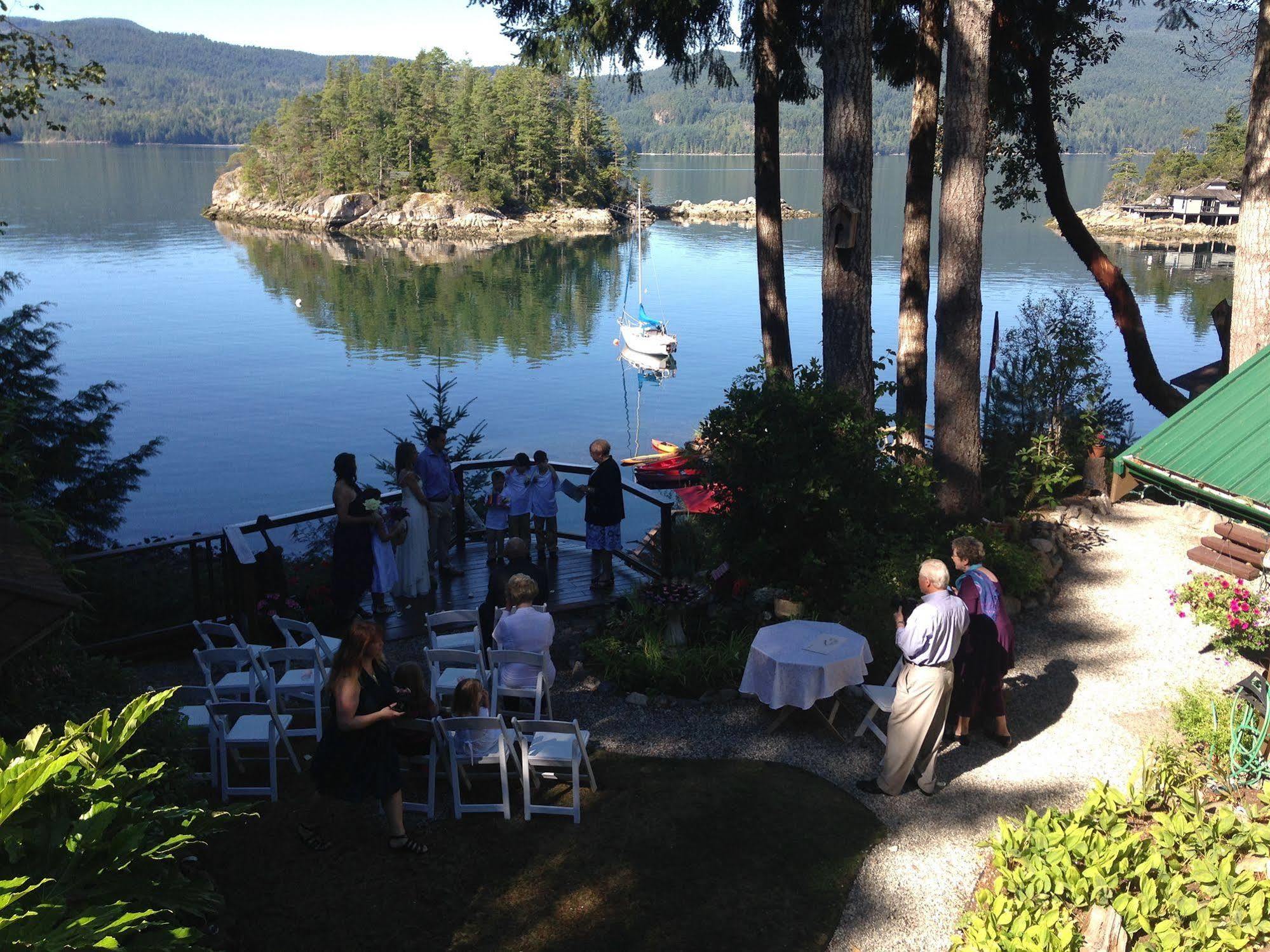Tranquility Bay Waterfront Inn Sechelt Exterior foto
