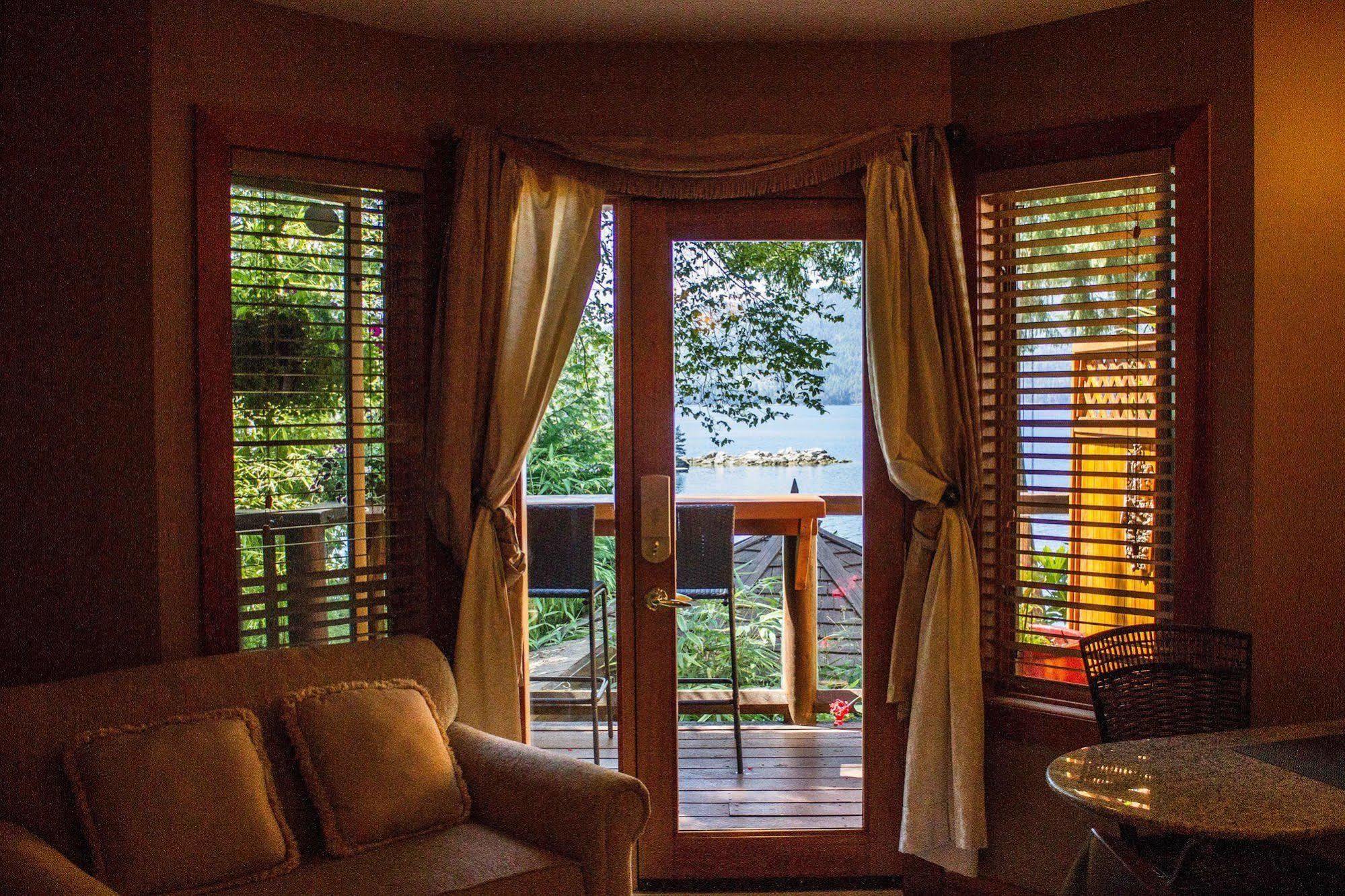 Tranquility Bay Waterfront Inn Sechelt Exterior foto
