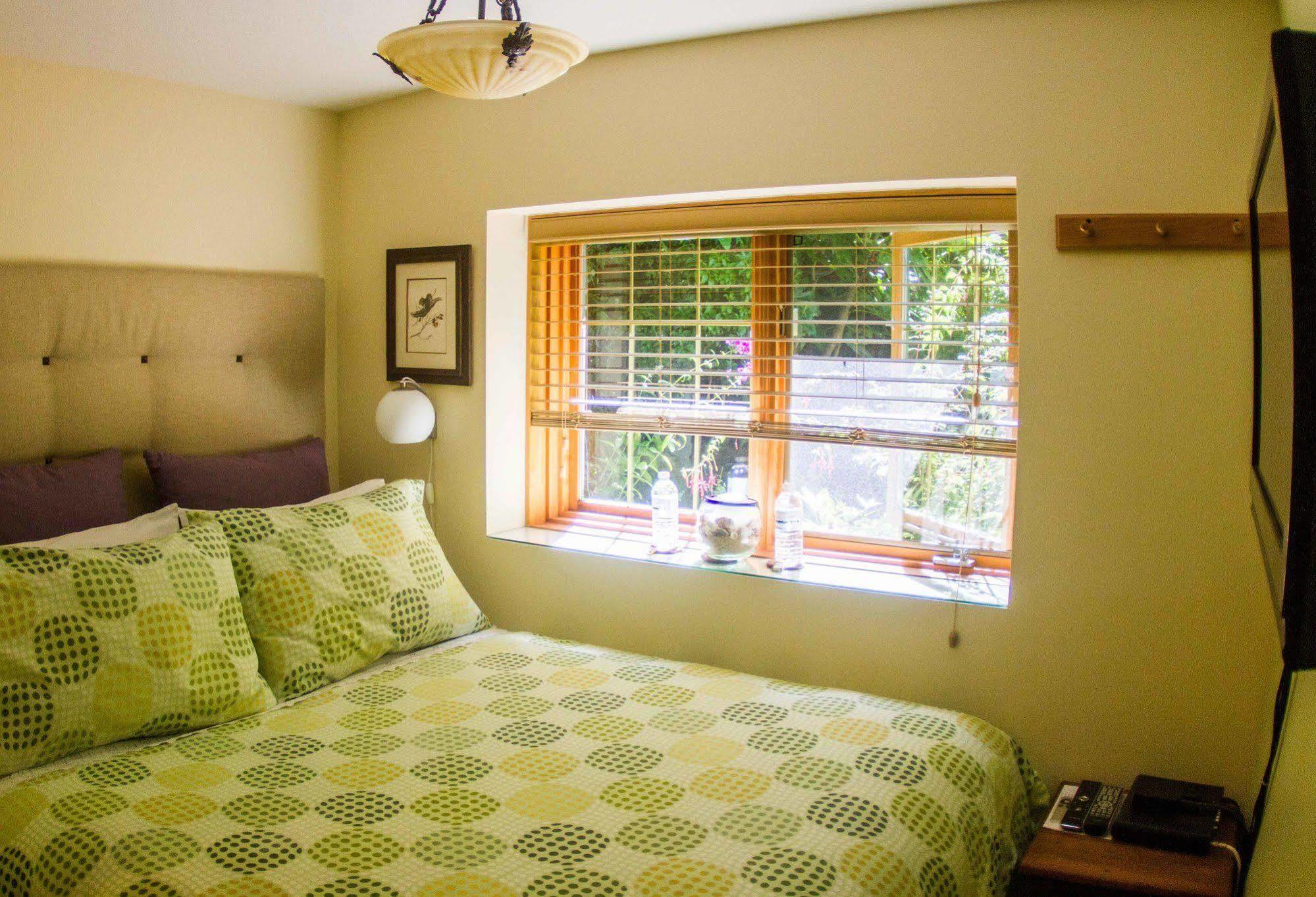 Tranquility Bay Waterfront Inn Sechelt Exterior foto