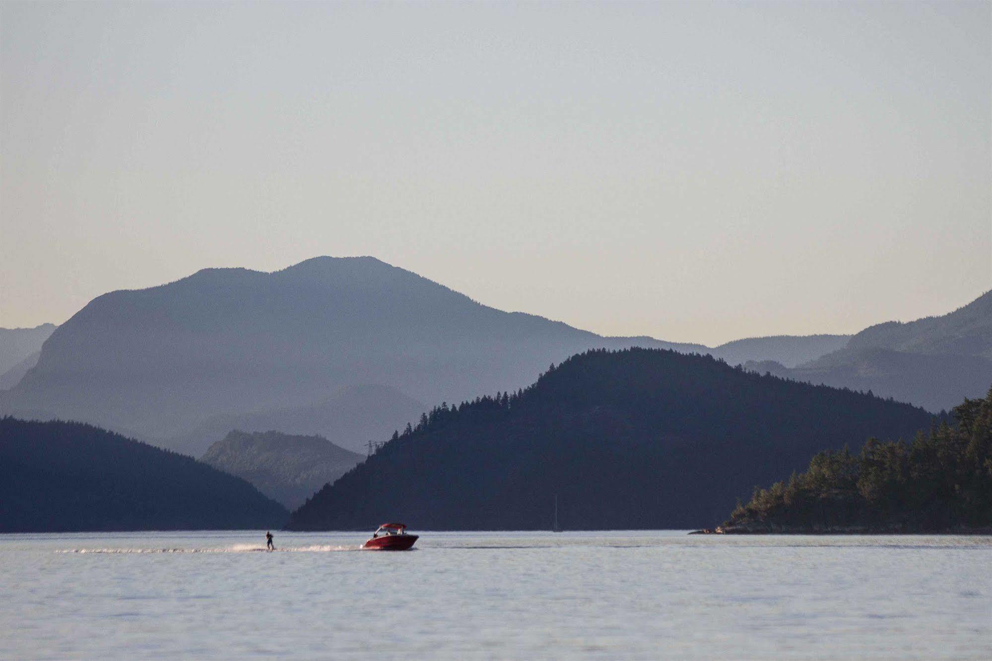 Tranquility Bay Waterfront Inn Sechelt Exterior foto