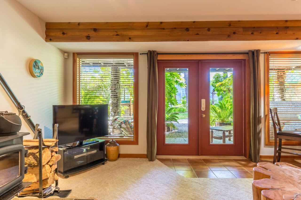 Tranquility Bay Waterfront Inn Sechelt Exterior foto